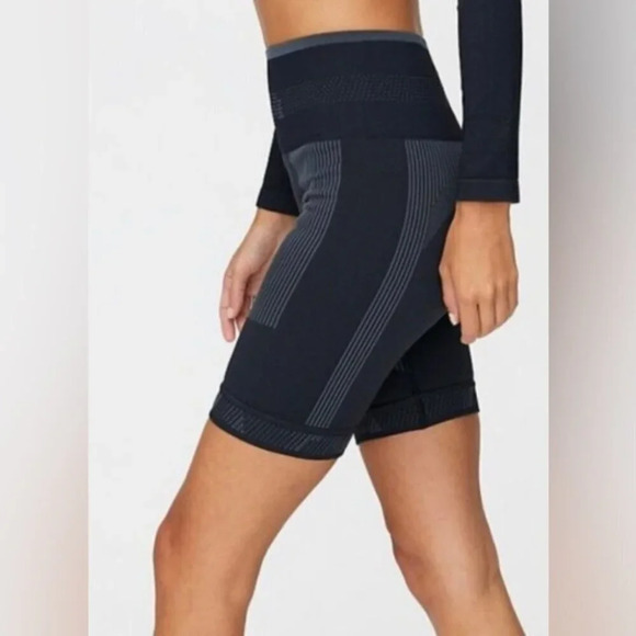 Aritzia TNA Seamless Compression Ventura Biker Shorts Sz XS - Picture 8 of 12